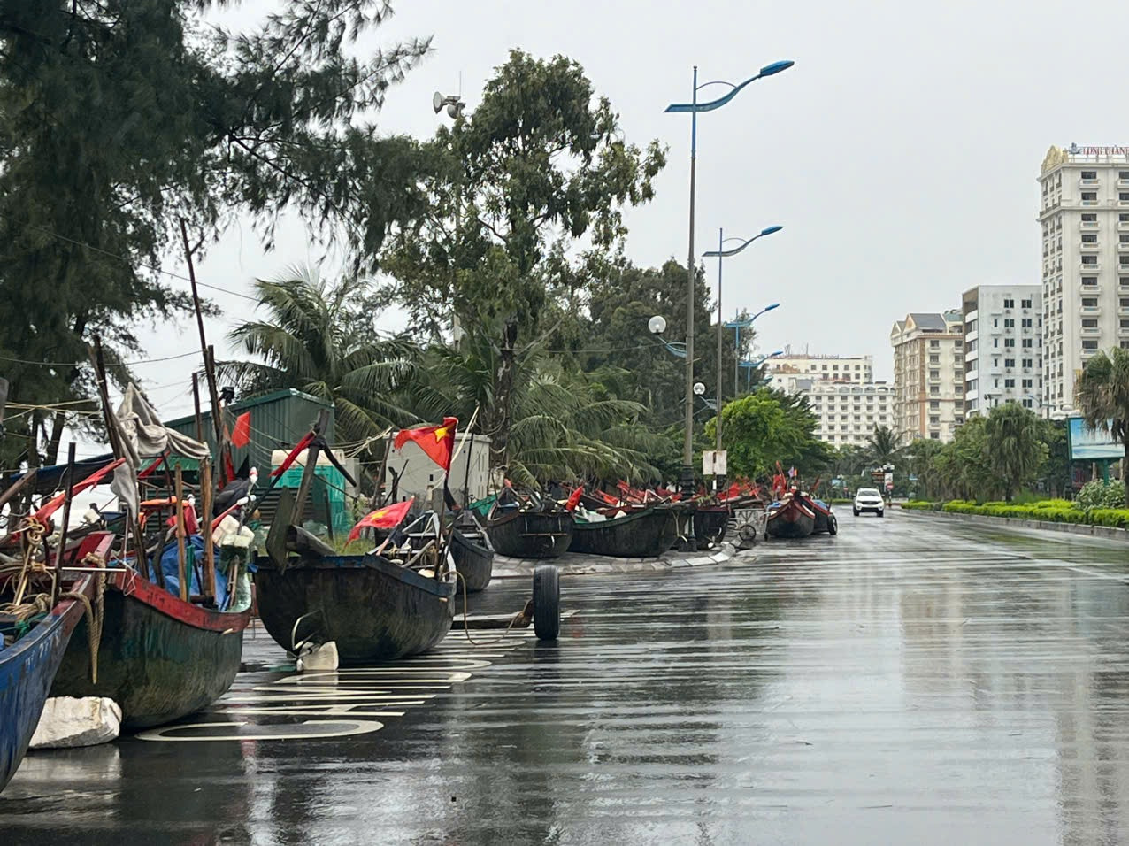 Tàu thuyền của ngư dân Sầm Sơn được đưa lên bờ Tàu thuyền của ngư dân Sầm Sơn được đưa lên bờ