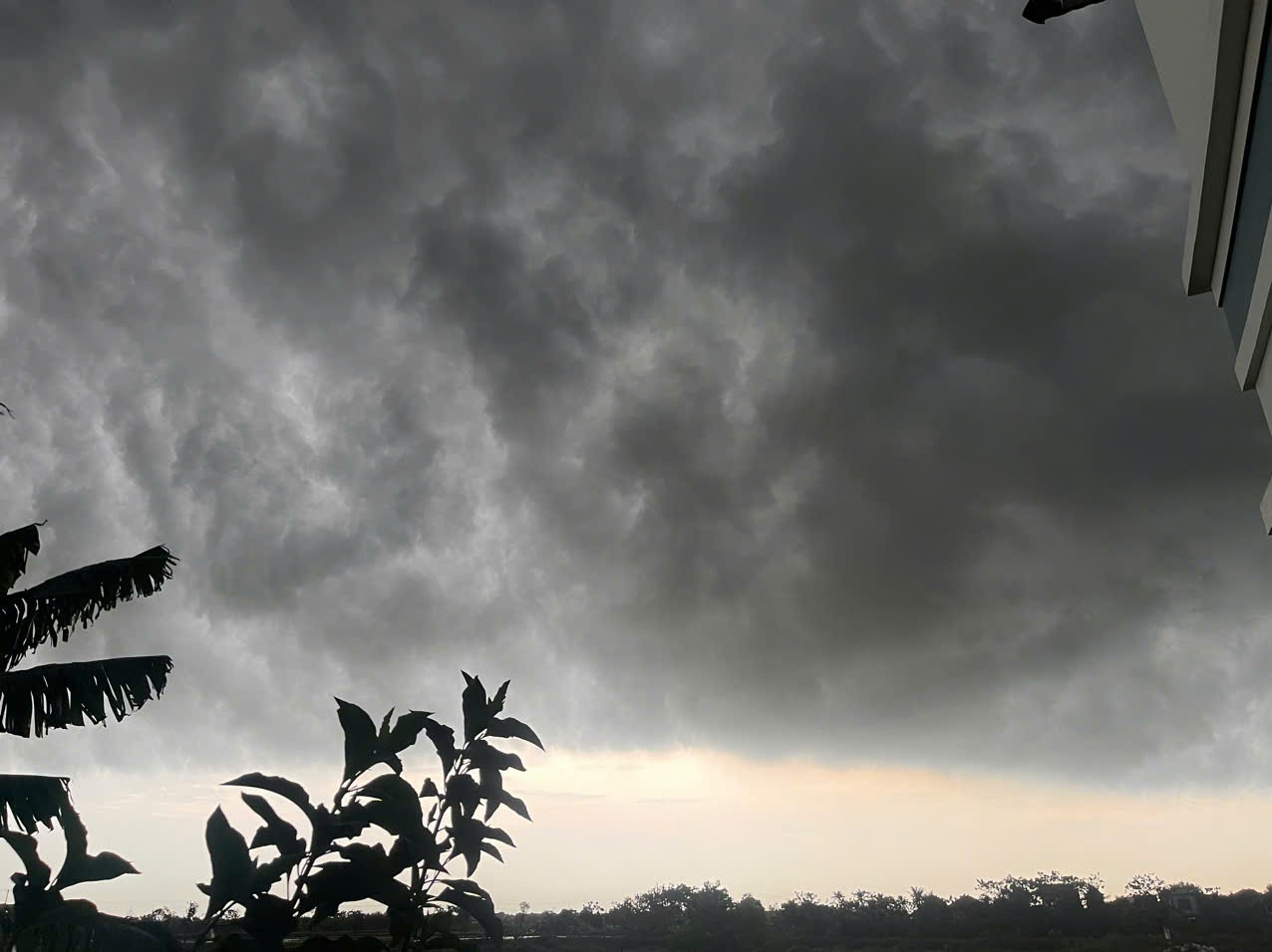 Mây đen bao trùm bầu trời, gió mạnh tại khu vực xã Hoằng Châu, huyện Hoằng Hoá, Thanh Hoá lúc 6h17phút sáng 6/9. Mây đen bao trùm bầu trời, gió mạnh tại khu vực xã Hoằng Châu, huyện Hoằng Hoá, Thanh Hoá lúc 6h17phút sáng 6/9.