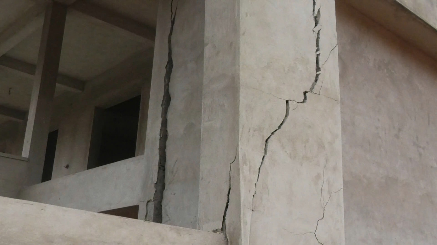 Nhiều vị trí nứt, toác