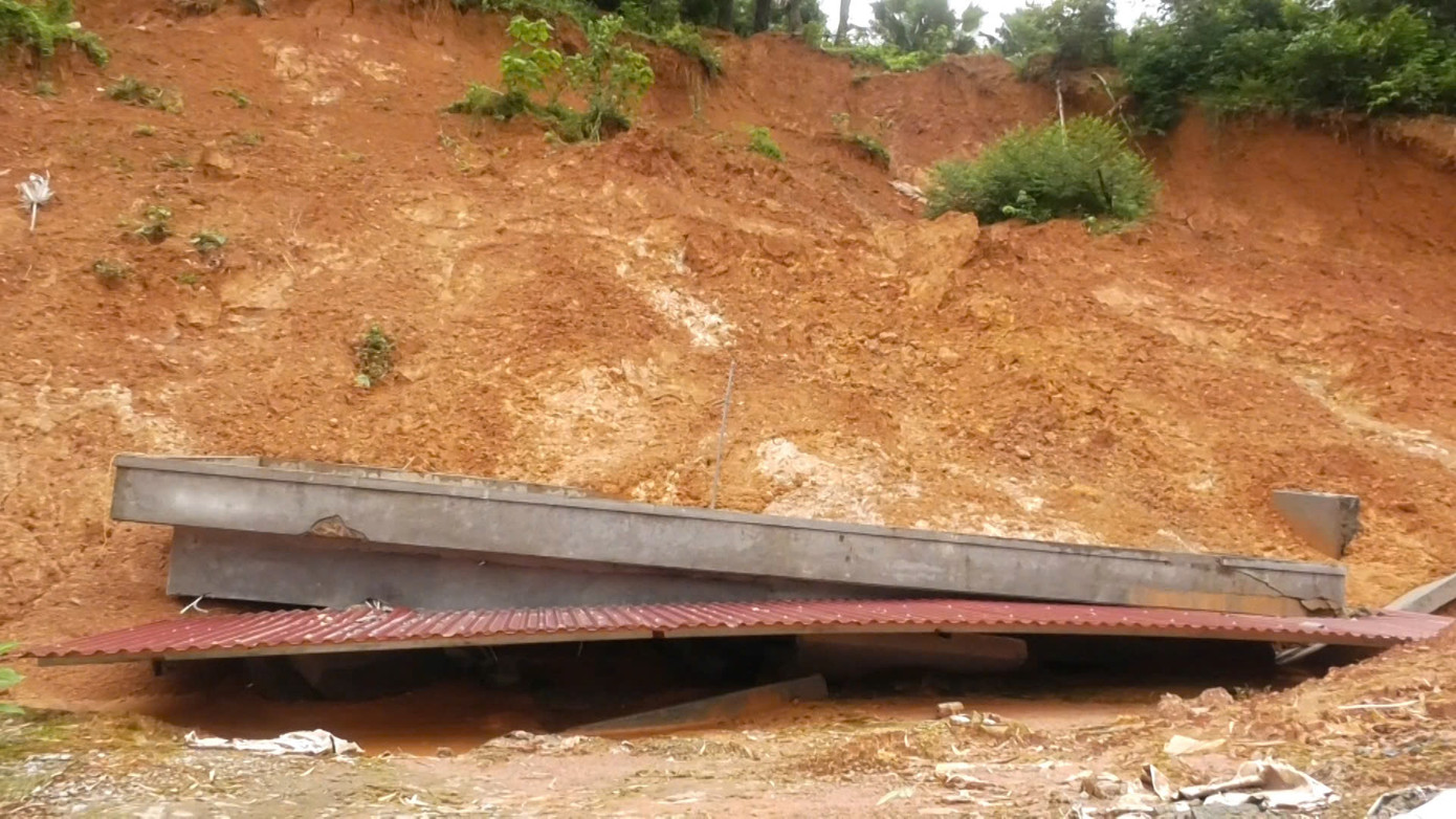 Đất tràn vào công trình