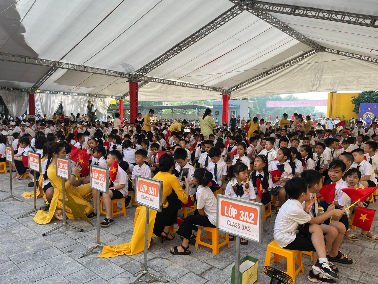 Học sinh, thầy cô và phụ huynh háo hức trong ngày khai giảng năm học mới Học sinh, thầy cô và phụ huynh háo hức trong ngày khai giảng năm học mới