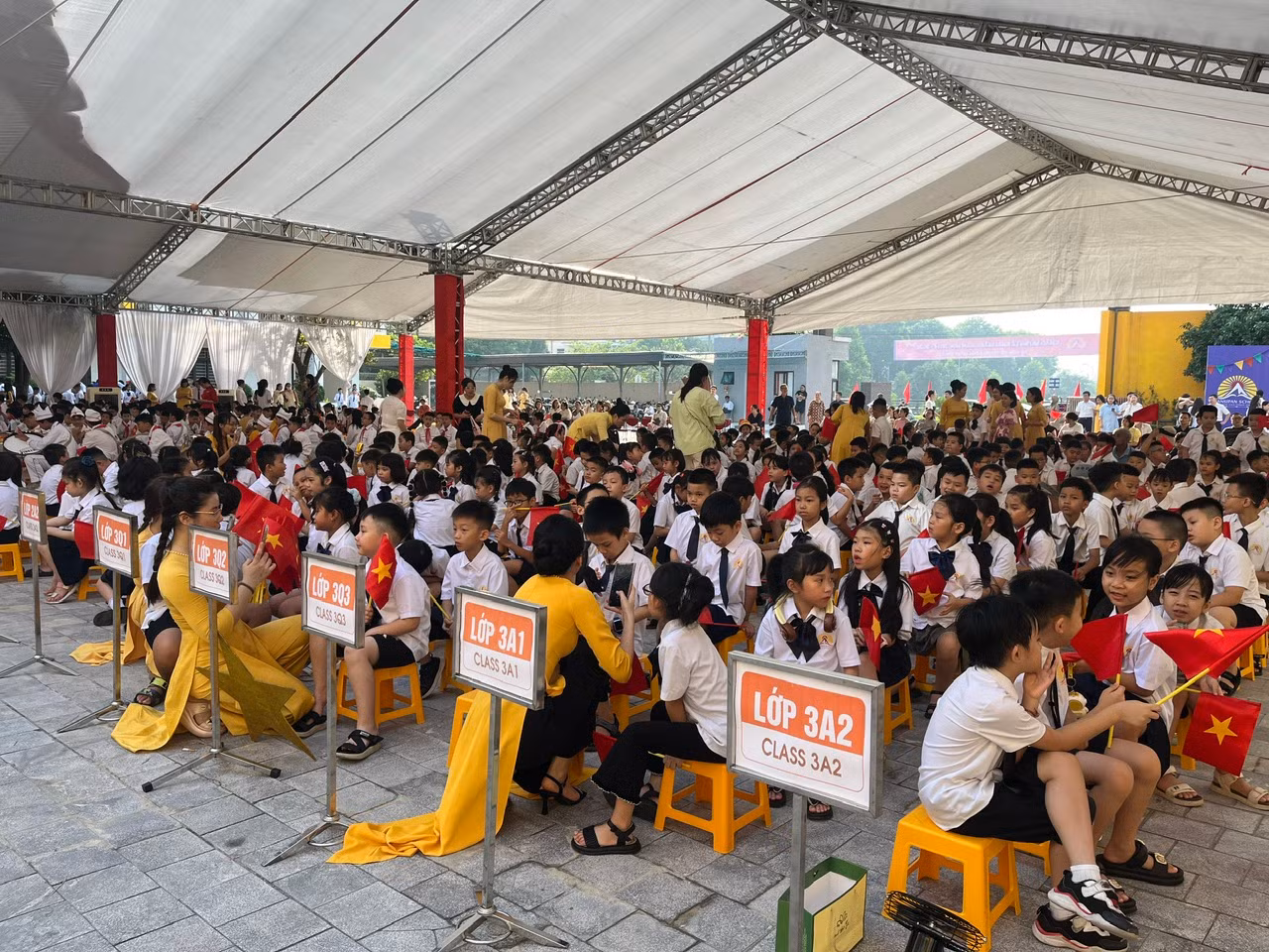 Học sinh, thầy cô và phụ huynh háo hức trong ngày khai giảng năm học mới