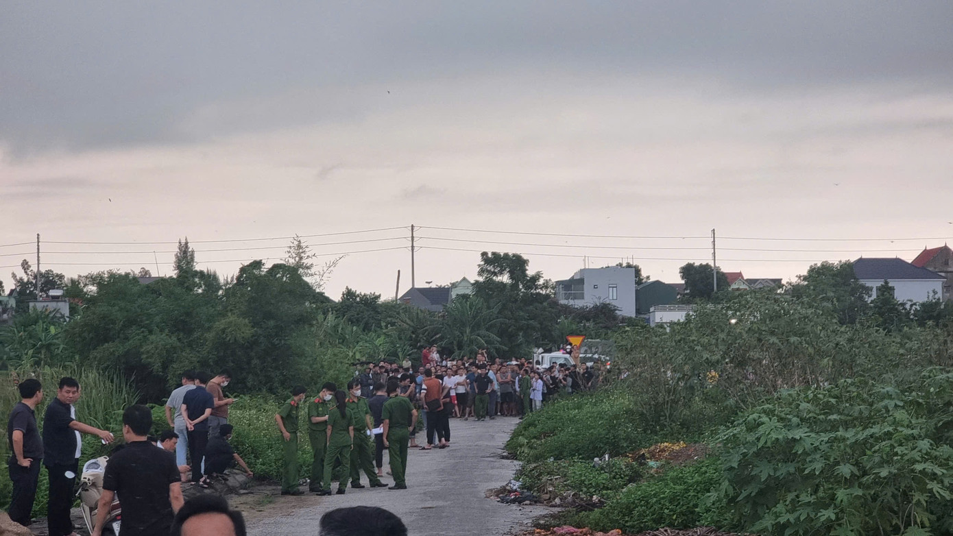 Cơ quan công an đang tiến hành khám nghiệm hiện trường nơi đối tượng cất giấu một phần hài cốt của người đã khuất.