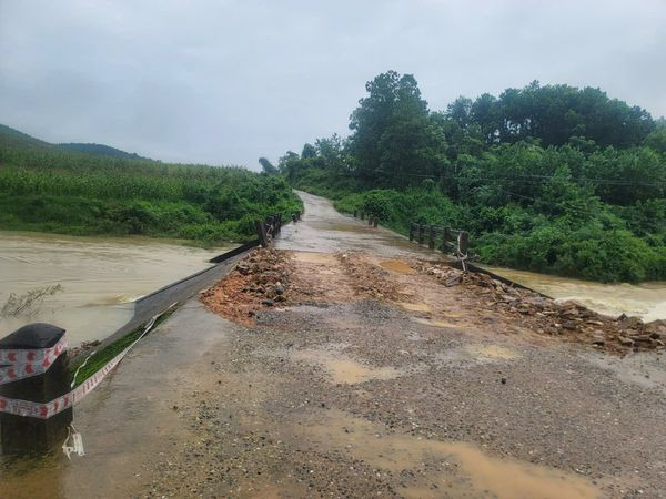 Vị trí cầu bị cuốn trôi đã được khắc phục tạm thời Vị trí cầu bị cuốn trôi đã được khắc phục tạm thời