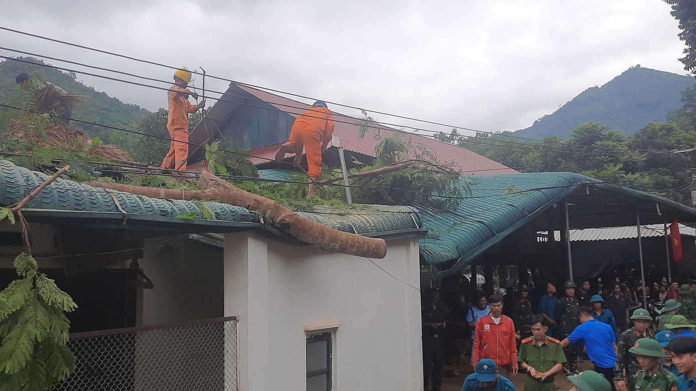 Lực lượng chức năng khắc phục thiệt hại do mưa bão số 3 gây ra ở huyện Mường Lát