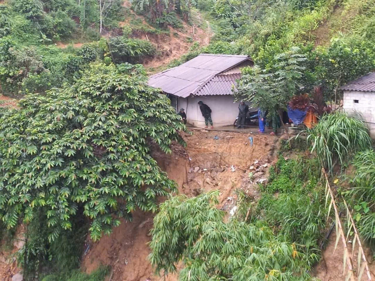 Đồn Biên phòng Trung Lý cùng với cấp ủy, chính quyền xã Trung Lý (huyện Mường Lát) tiếp tục tiến hành kiểm tra, rà soát các hộ có nguy cơ sạt lở cao, có khả năng bị thiệt hại do bão gây ra; tổ chức tuyên truyền, vận động người dân và giúp đỡ nhân dân vận chuyển tài sản đến nơi an toàn.