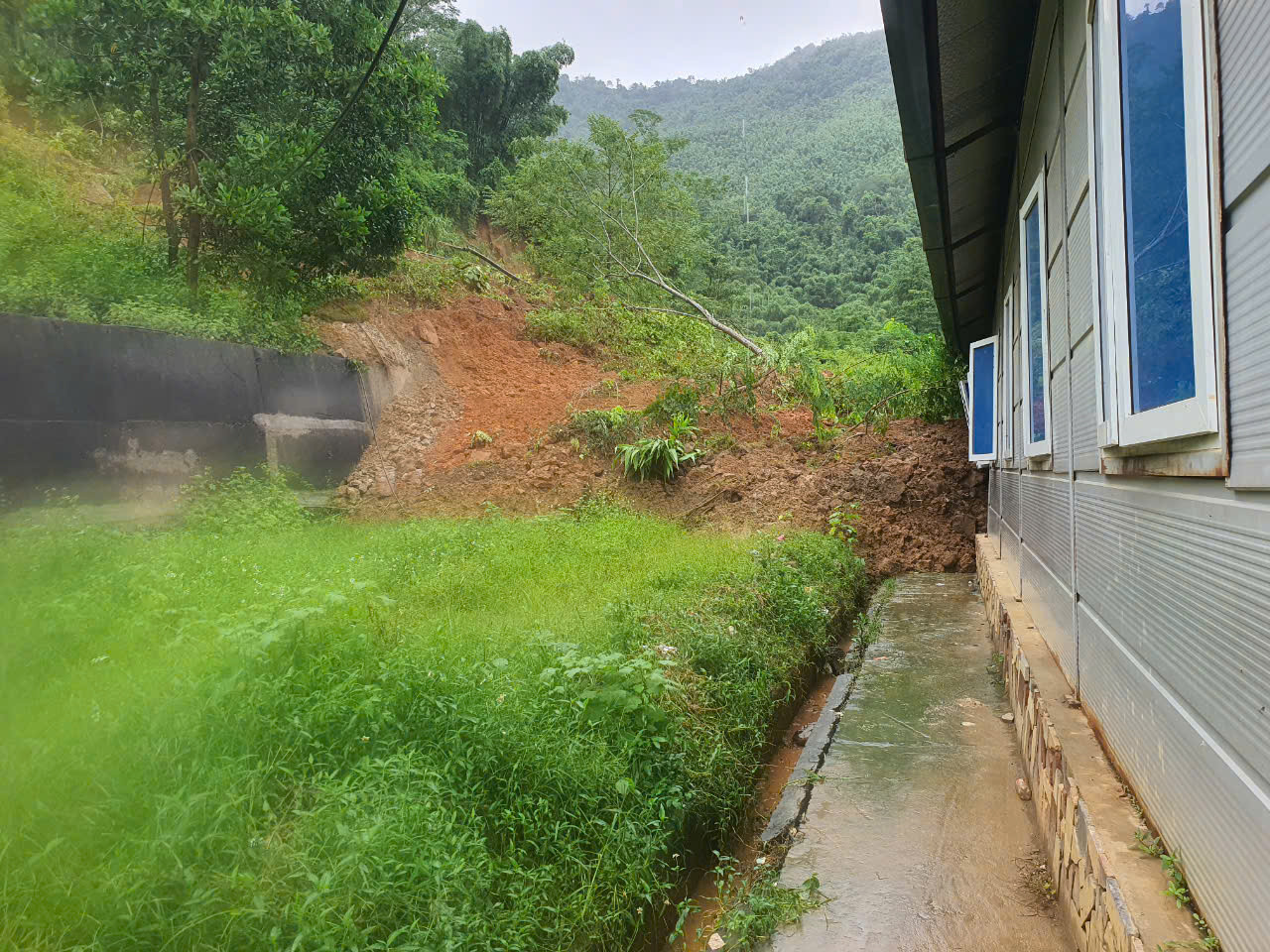 Đất đá sạt lở vào phòng học của học sinh Đất đá sạt lở vào phòng học của học sinh