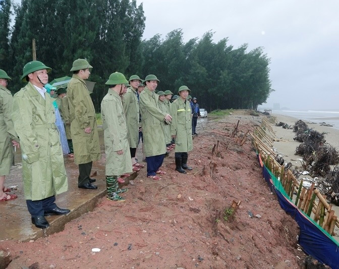 Thứ trưởng Bộ NN&PTNT Phùng Đức Tiến cùng đoàn công tác kiểm tra thực tế tại khu vực có nguy cơ sạt lở bờ biển thuộc thôn Văn Phong, xã Hoằng Trường (Hoằng Hóa) Thứ trưởng Bộ NN&PTNT Phùng Đức Tiến cùng đoàn công tác kiểm tra thực tế tại khu vực có nguy cơ sạt lở bờ biển thuộc thôn Văn Phong, xã Hoằng Trường (Hoằng Hóa)