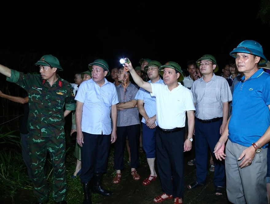 Trước diễn biến phức tạp của tình hình thời tiết, tối 22/9, đồng chí Lại Thế Nguyên, Phó Bí thư Thường trực Tỉnh ủy Thanh Hóa đã đi kiểm tra việc vận hành xả lũ tại hồ chứa nước Cửa Đạt (huyện Thường Xuân); kiểm tra công tác ứng phó với nước sông Chu dâng cao tại xã Thọ Hải (huyện Thọ Xuân).
