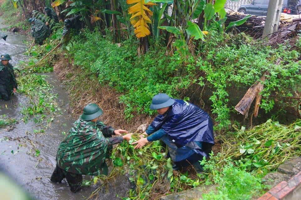 Cán bộ, chiến sĩ chạy đua với mưa lũ để giúp dân