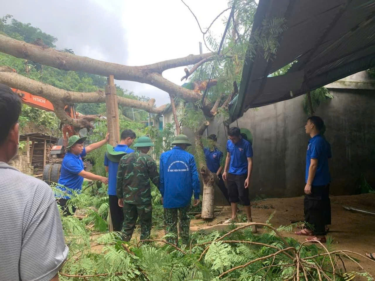 Bộ đội, dân quân, đoàn thanh niên cùng lực lượng chức năng hỗ trợ người dân khắc phục hậu quả giông lốc.