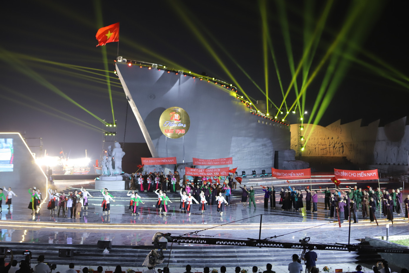 Tại điểm cầu Thanh Hóa, chương trình được tổ chức ngay ở biểu tượng Con tàu tập kết tại Cảng Lạch Hới.