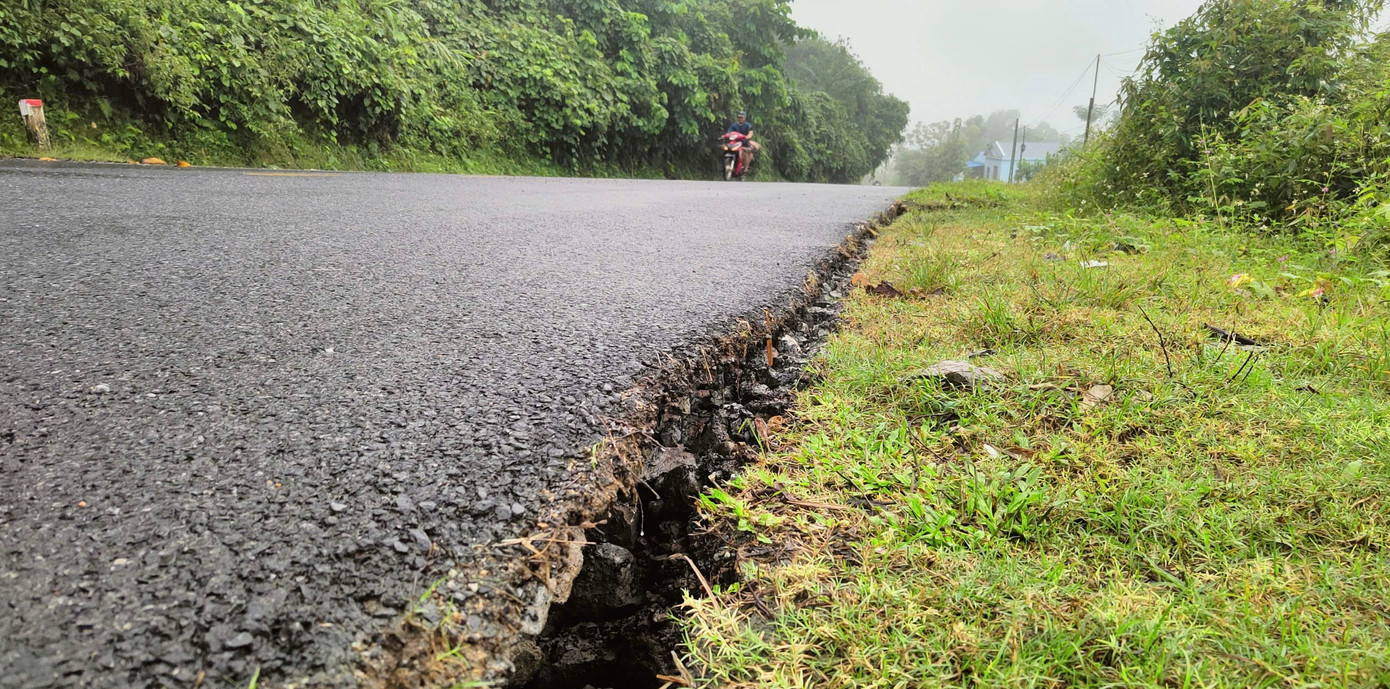 Vết sạt trượt kéo dài phía ta luy âm trên tuyến quốc lộ 15C đoạn qua xã Pù Nhi Vết sạt trượt kéo dài phía ta luy âm trên tuyến quốc lộ 15C đoạn qua xã Pù Nhi