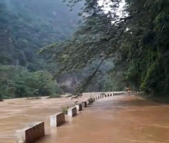 Đêm 22/9, mưa lớn, nước lũ tràn về gây ngập lụt nhiều tuyến đường, chia cắt huyện Mường Lát với các huyện miền xuôi của Thanh Hóa Đêm 22/9, mưa lớn, nước lũ tràn về gây ngập lụt nhiều tuyến đường, chia cắt huyện Mường Lát với các huyện miền xuôi của Thanh Hóa