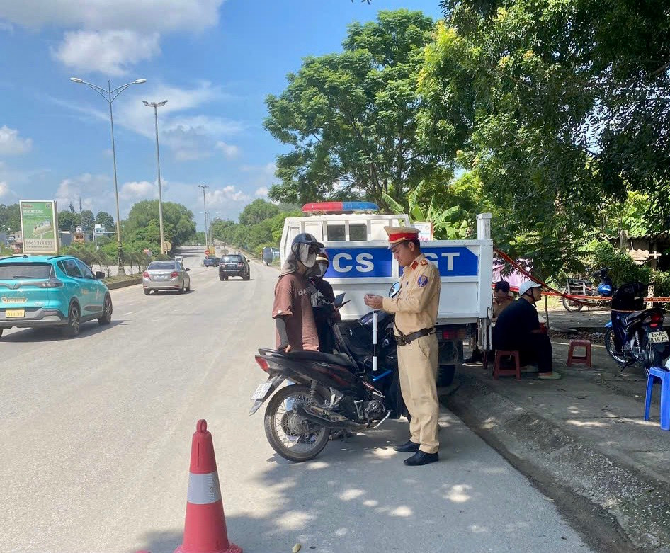 Công an TP Thanh Hóa duy trì các chốt giao thông, kiên quyết xử lý các trường hợp vi phạm giao thông, bảo đảm người dân đi lại an toàn