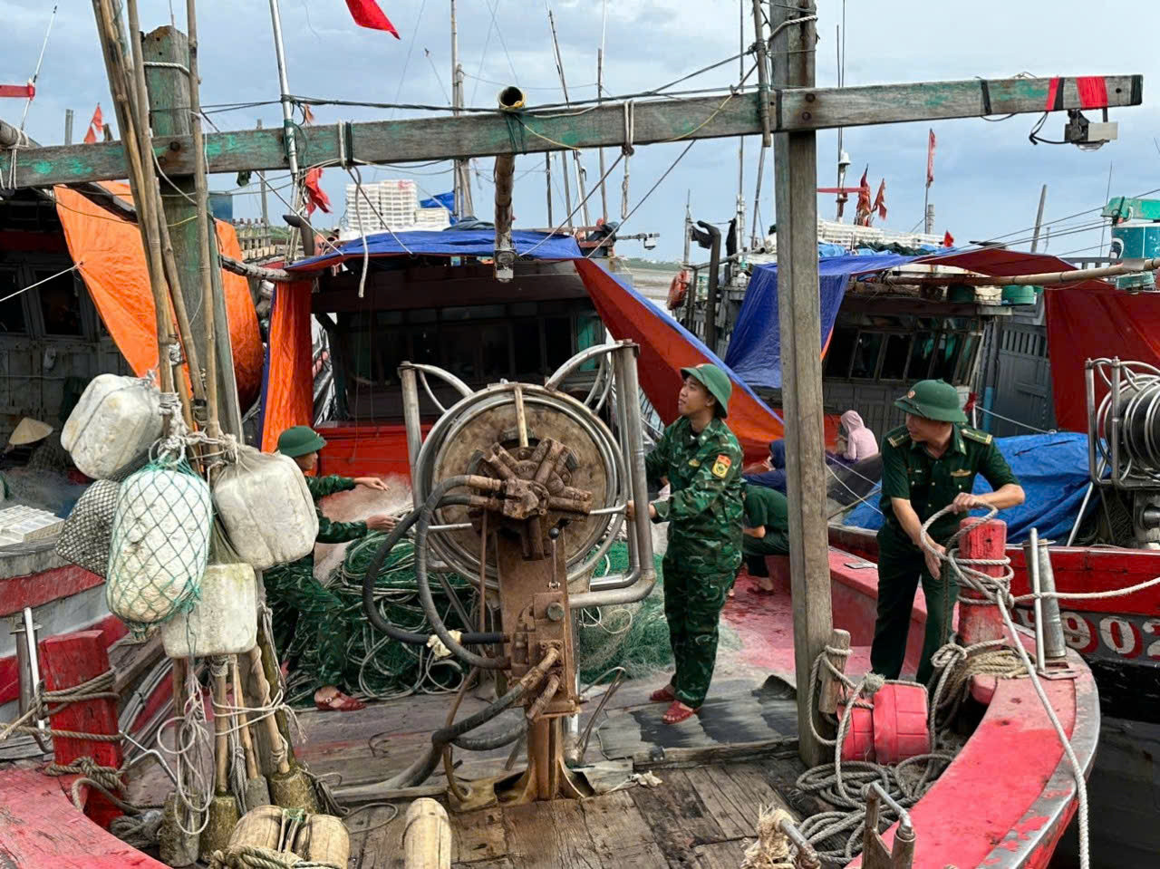 Sáng 8/9, các chiến sỹ Đồn Biên phòng Hoằng Trường, huyện Hoằng Hoá (Thanh Hoá) hỗ trợ ngư dân khắc phục hậu quả sau bão