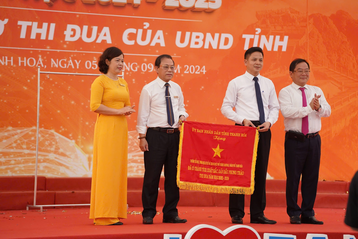 Nhà trường đón nhận cờ của UBND tỉnh Thanh Hoá vì “Đã có thành tích xuất sắc, dẫn đầu phong trào thi đua năm học 2023-2024”. Nhà trường đón nhận cờ của UBND tỉnh Thanh Hoá vì “Đã có thành tích xuất sắc, dẫn đầu phong trào thi đua năm học 2023-2024”.