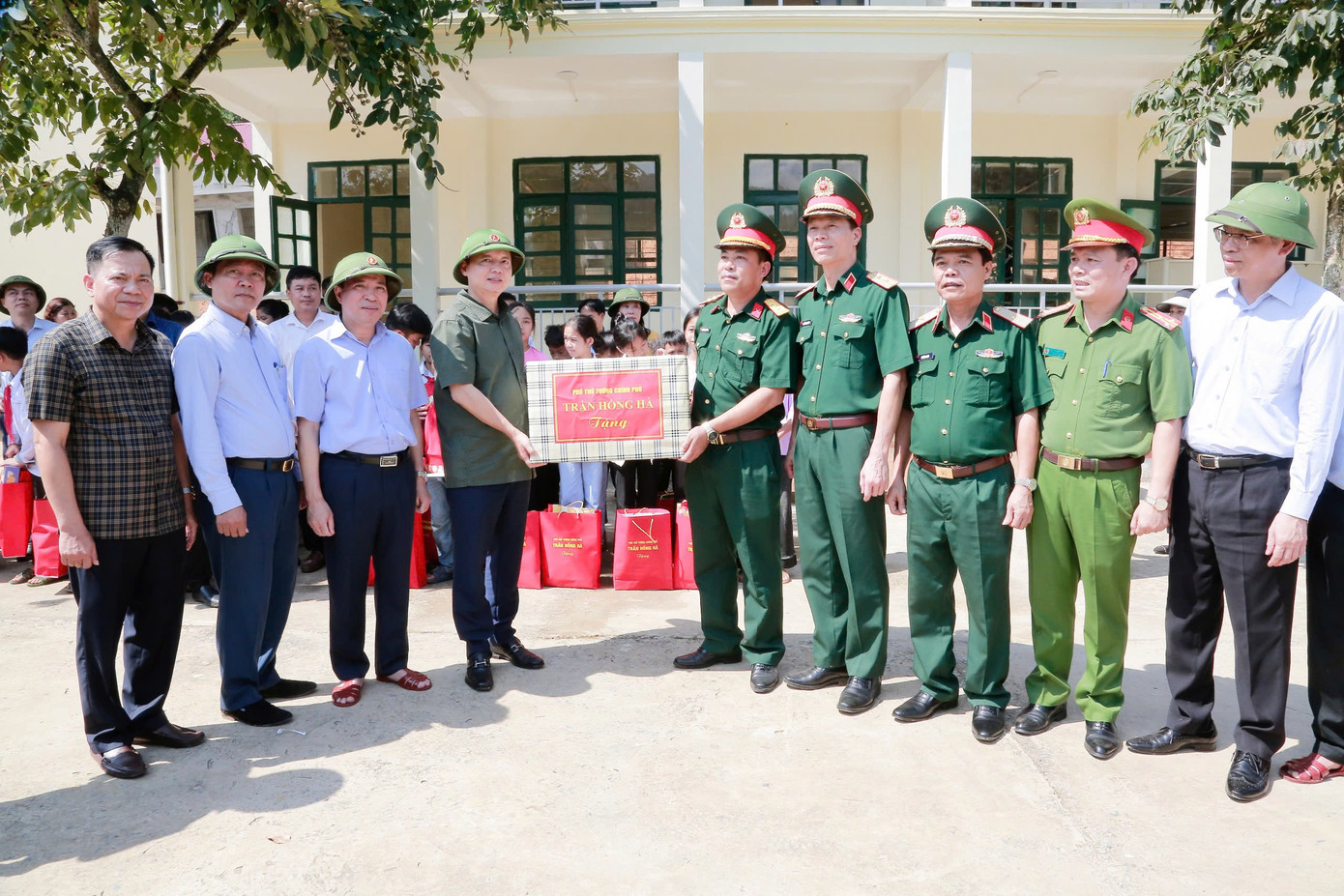 Phó Thủ tướng Trần Hồng Hà cùng các đồng chí lãnh đạo tỉnh Thanh Hóa tặng quà cho các lực lượng vũ trang tham gia khắc phục hậu quả mưa lũ. Phó Thủ tướng Trần Hồng Hà cùng các đồng chí lãnh đạo tỉnh Thanh Hóa tặng quà cho các lực lượng vũ trang tham gia khắc phục hậu quả mưa lũ.