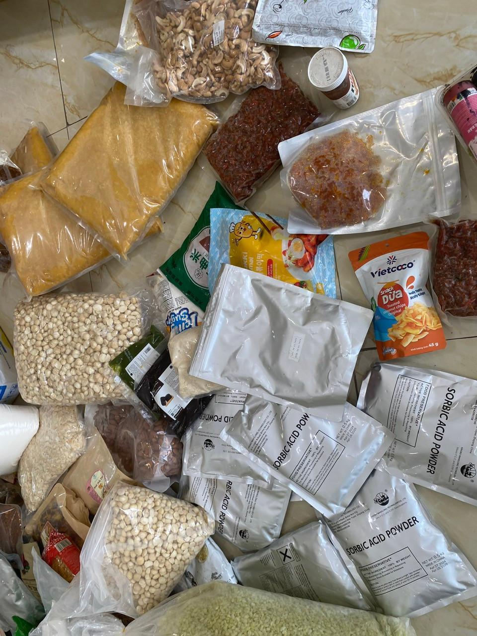 Phát hiện nhiều nguyên liệu sản xuất bánh trung thu hết hạn sử dụng, không có nguồn gốc Phát hiện nhiều nguyên liệu sản xuất bánh trung thu hết hạn sử dụng, không có nguồn gốc