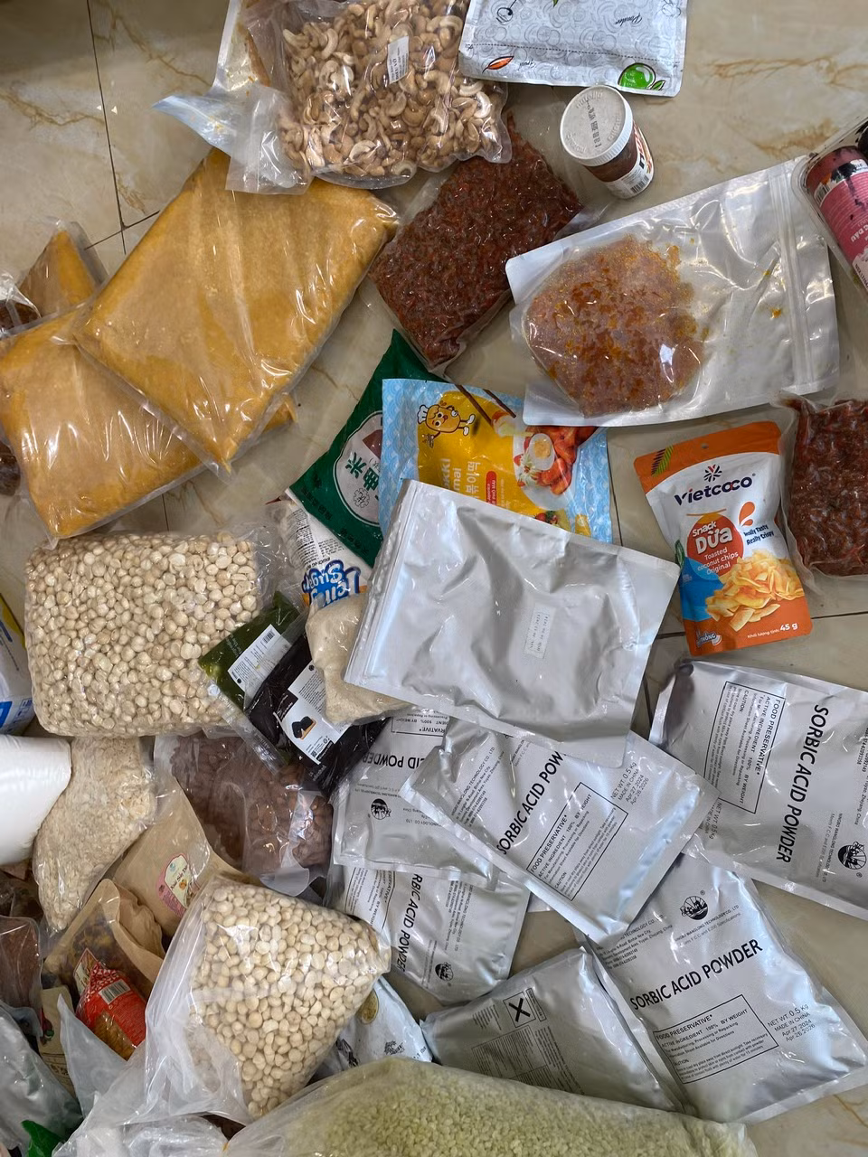 Phát hiện nhiều nguyên liệu sản xuất bánh trung thu hết hạn sử dụng, không có nguồn gốc