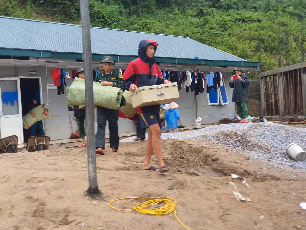 Lực lượng chức năng hỗ trợ học sinh Trường Phổ thông dân tộc bán trú THCS Trung Lý, huyện Mường Lát di dời khỏi ký túc xá vì sạt lở Lực lượng chức năng hỗ trợ học sinh Trường Phổ thông dân tộc bán trú THCS Trung Lý, huyện Mường Lát di dời khỏi ký túc xá vì sạt lở