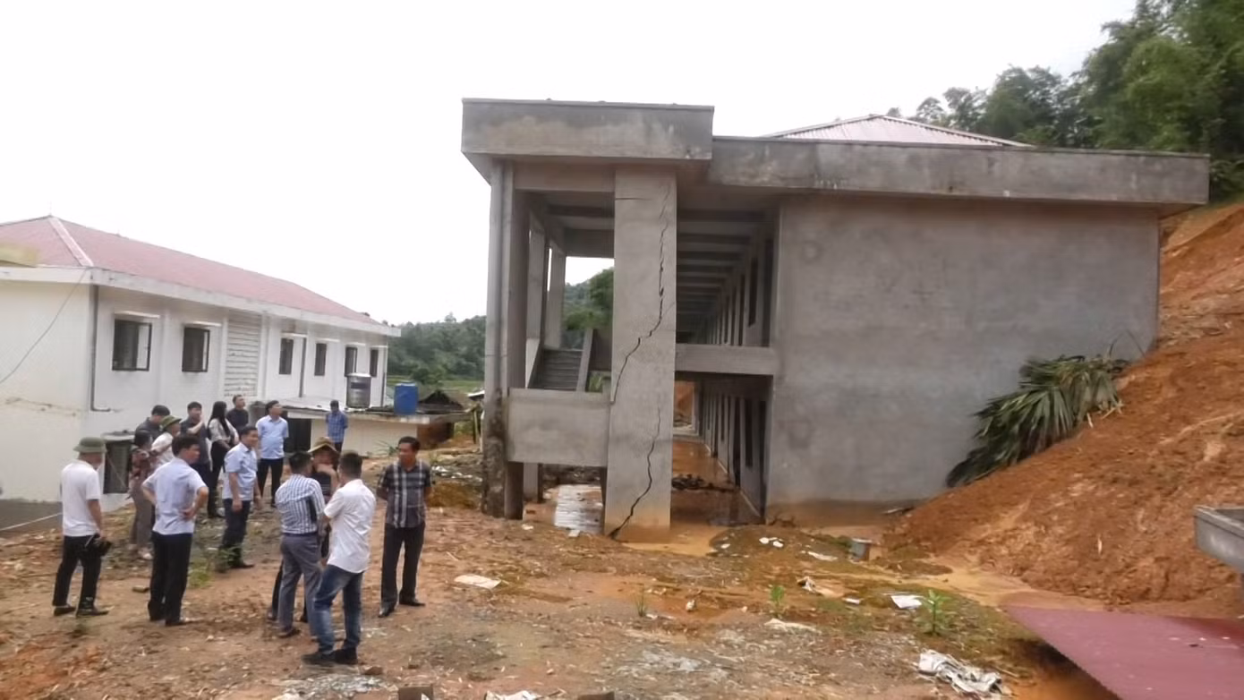Do đất đồi tràn vào, hiện học sinh Trường THCS Lâm Phú, huyện Lang Chánh buộc phải di dời học tạm ở nơi khác Do đất đồi tràn vào, hiện học sinh Trường THCS Lâm Phú, huyện Lang Chánh buộc phải di dời học tạm ở nơi khác