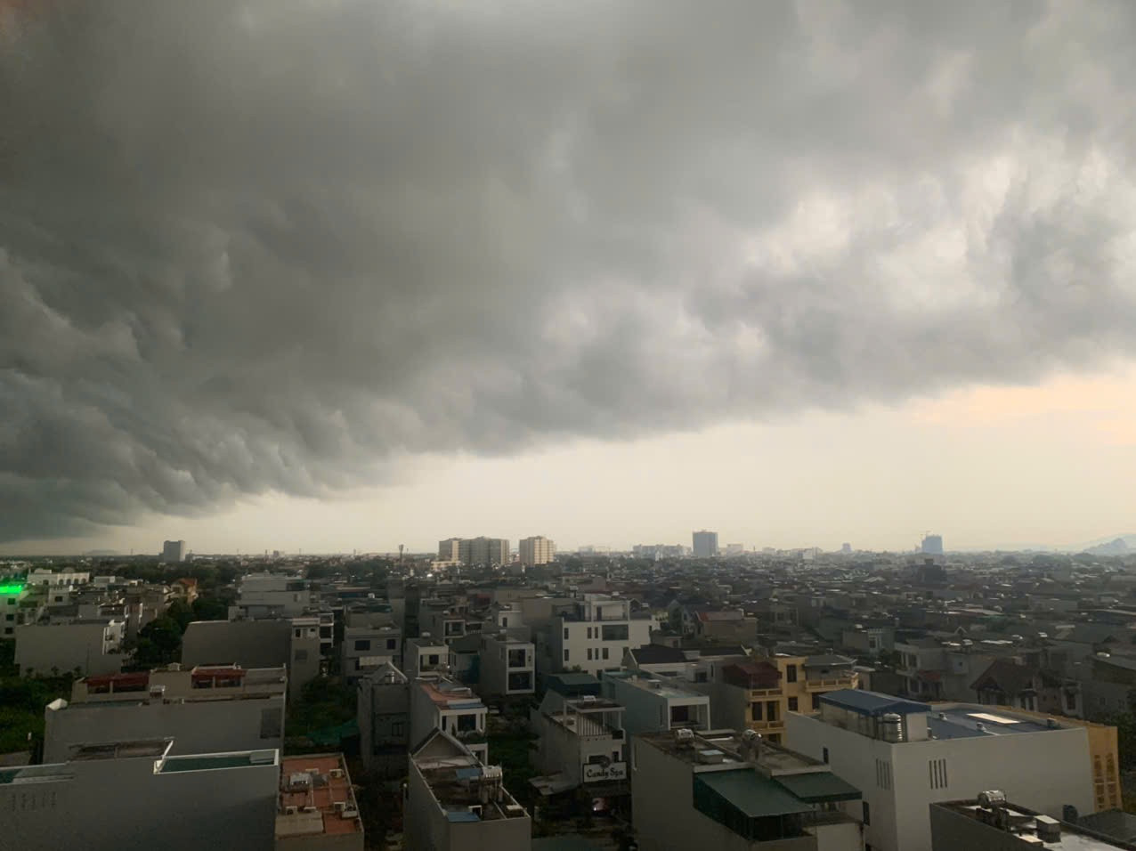 Mây đen bao phủ bầu trời ở thành phố Thanh Hoá Mây đen bao phủ bầu trời ở thành phố Thanh Hoá