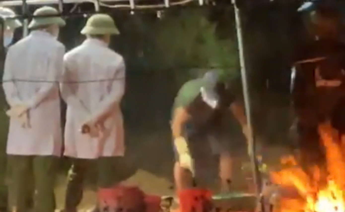 Lực lượng chức năng khám nghiệm hiện trường trong đêm