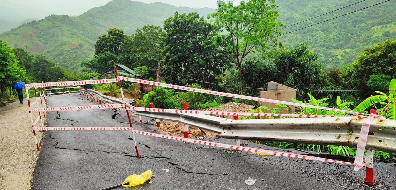 Sáng 8/9, lực lượng chức năng đã căng dây, cắm biển cảnh báo tại vị trí sạt lở, nứt mặt đường Quốc lộ 15C Sáng 8/9, lực lượng chức năng đã căng dây, cắm biển cảnh báo tại vị trí sạt lở, nứt mặt đường Quốc lộ 15C