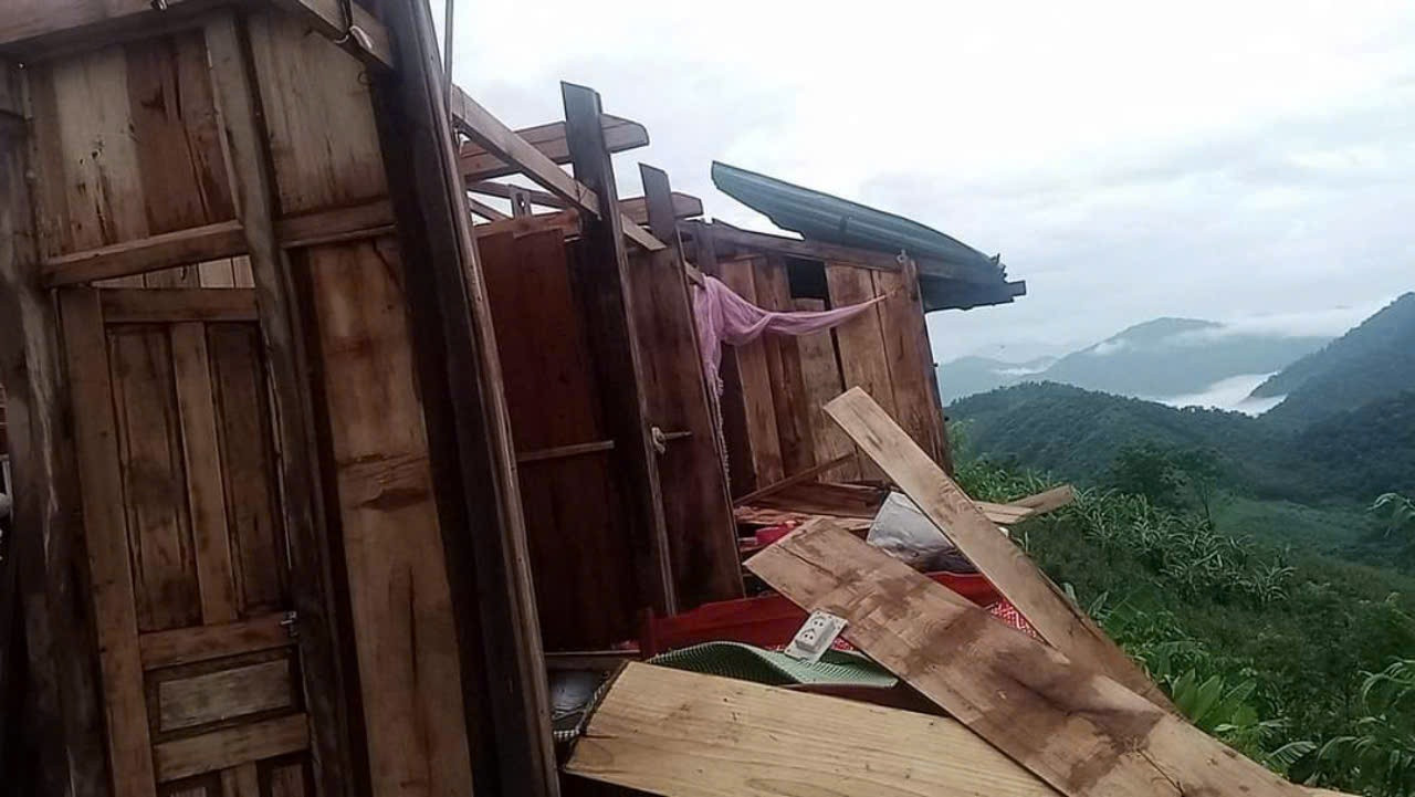 Nhà cửa của người dân huyện Mường Lát bị hư hỏng do mưa gió Nhà cửa của người dân huyện Mường Lát bị hư hỏng do mưa gió