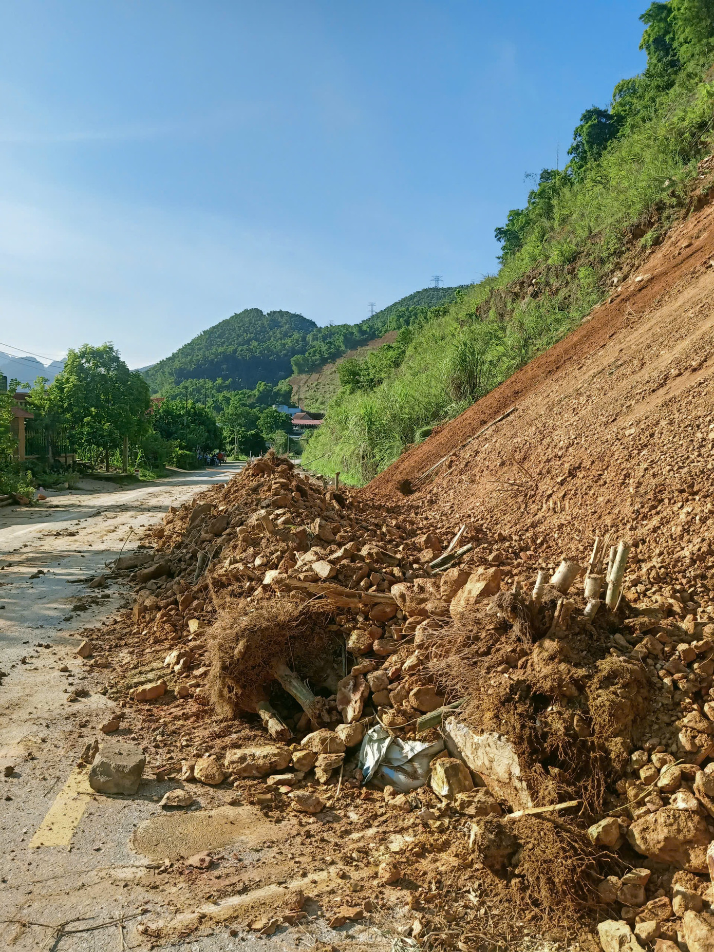 Việc hạ độ cao quả đồi để ngăn chặn vết nứt có thể gây sạt trượt
