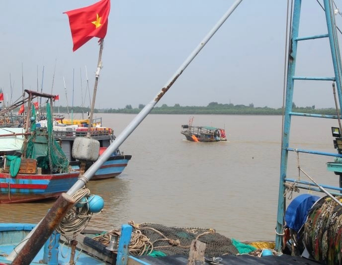 Tàu thuyền vào nơi trú bão tại cảng Lạch Hới (TP Sầm Sơn) Tàu thuyền vào nơi trú bão tại cảng Lạch Hới (TP Sầm Sơn)