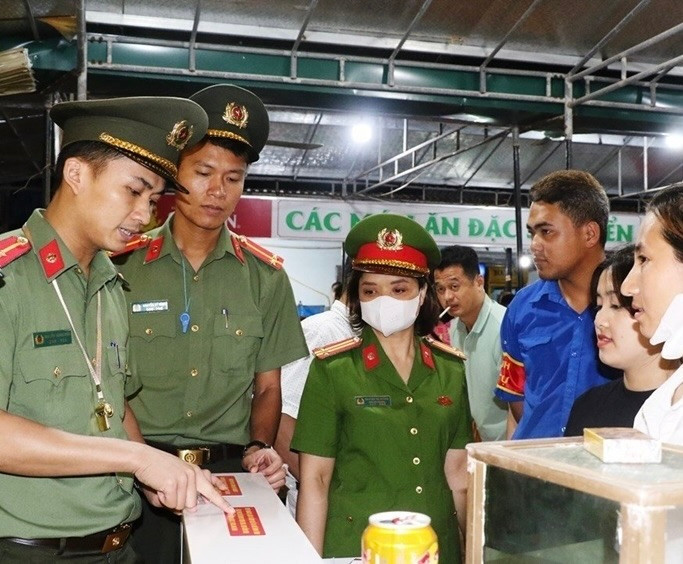 Công an huyện Hoằng Hóa tuyên truyền phòng, chống rượu bia tại các cơ sở kinh doanh dịch vụ lưu trú, nhà hàng