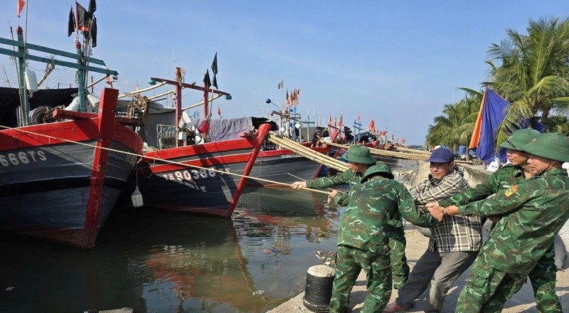 Cán bộ chiến sỹ Đồn Biên phòng Hoằng Trường, huyện Hoằng Hóa (Thanh Hoá) giúp ngư dân chằng tàu thuyền chống bão Cán bộ chiến sỹ Đồn Biên phòng Hoằng Trường, huyện Hoằng Hóa (Thanh Hoá) giúp ngư dân chằng tàu thuyền chống bão