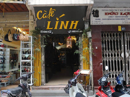 Sau 5 tháng mở cửa, quán cà phê nằm khuất trên phố Hàng Buồm lại được khá đông khách đến tham quan. Đơn giản bởi quán cà phê mặt tiền rộng 2 mét này chứa đầy các vật dụng thời chiến