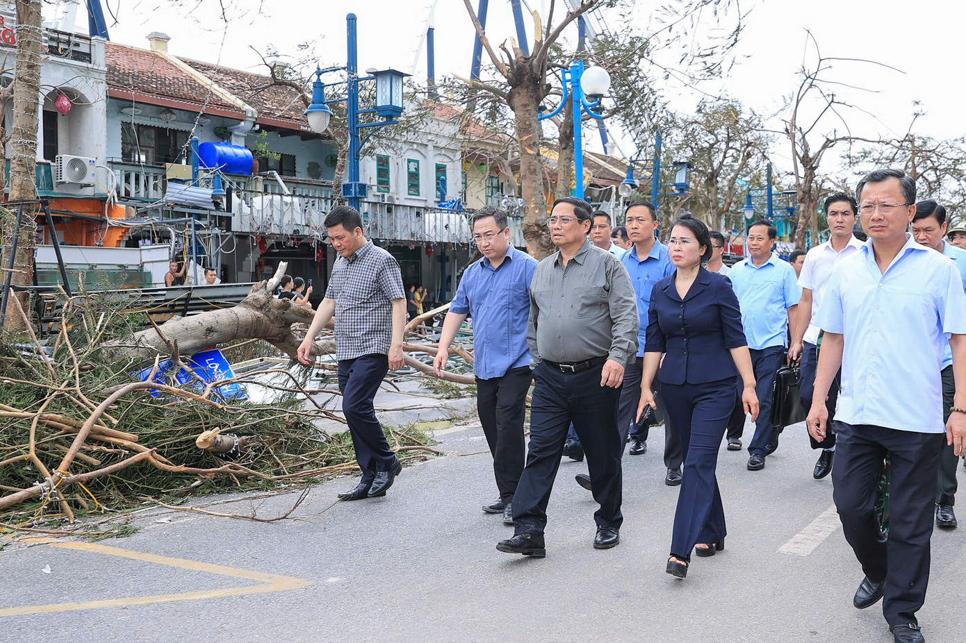 Thủ tướng Phạm Minh Chính đi thị sát các tuyến phố chính của thành phố Hạ Long bị thiệt hại nặng nề bởi bão số 3