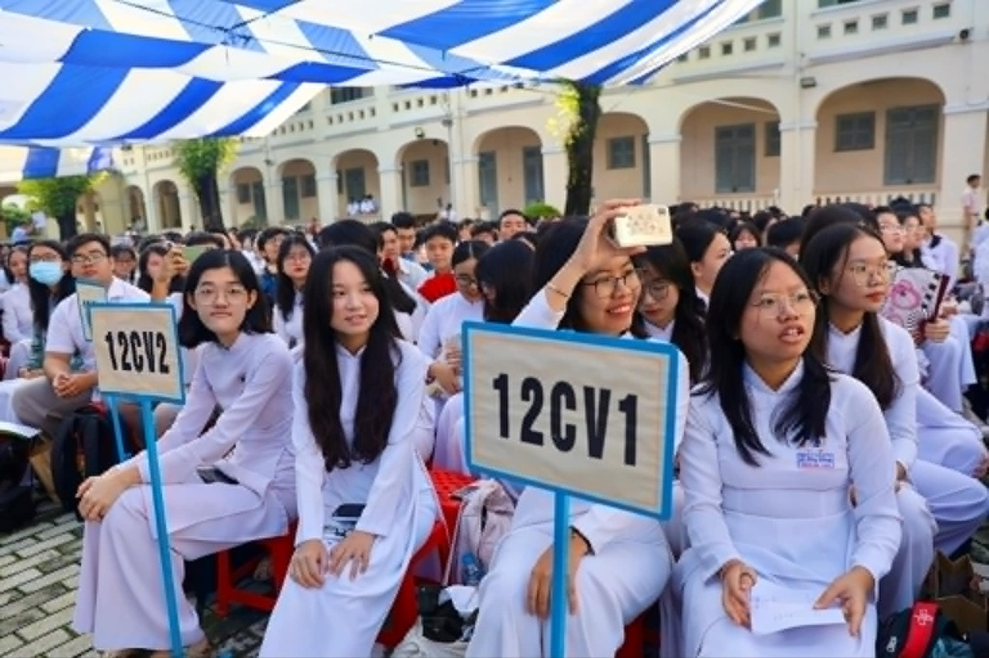 Ông Nguyễn Văn Nên, Bí thư Thành ủy TPHCM đến dự lễ khai giảng và trao thưởng cho những học sinh xuất sắc trong kỳ thi tốt nghiệp THPT và tuyển sinh đại học 2024 ở Trường THPT chuyên Lê Hồng Phong. Ảnh: Duy Anh Ông Nguyễn Văn Nên, Bí thư Thành ủy TPHCM đến dự lễ khai giảng và trao thưởng cho những học sinh xuất sắc trong kỳ thi tốt nghiệp THPT và tuyển sinh đại học 2024 ở Trường THPT chuyên Lê Hồng Phong. Ảnh: Duy Anh