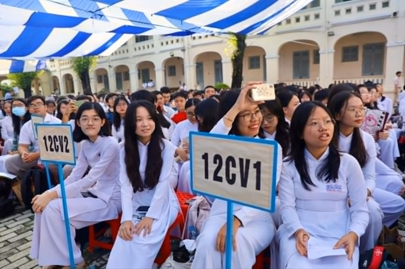 Ông Nguyễn Văn Nên, Bí thư Thành ủy TPHCM đến dự lễ khai giảng và trao thưởng cho những học sinh xuất sắc trong kỳ thi tốt nghiệp THPT và tuyển sinh đại học 2024 ở Trường THPT chuyên Lê Hồng Phong. Ảnh: Duy Anh