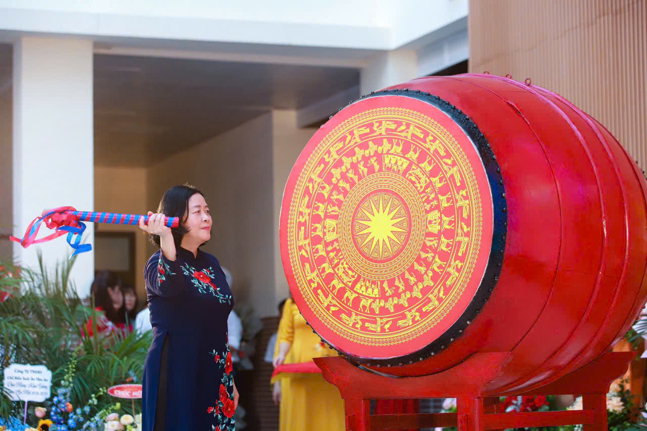 Bí thư Hà Nội đánh trống khai giảng tại Trường THCS Giảng Võ, Ba Đình. Bí thư Hà Nội đánh trống khai giảng tại Trường THCS Giảng Võ, Ba Đình.