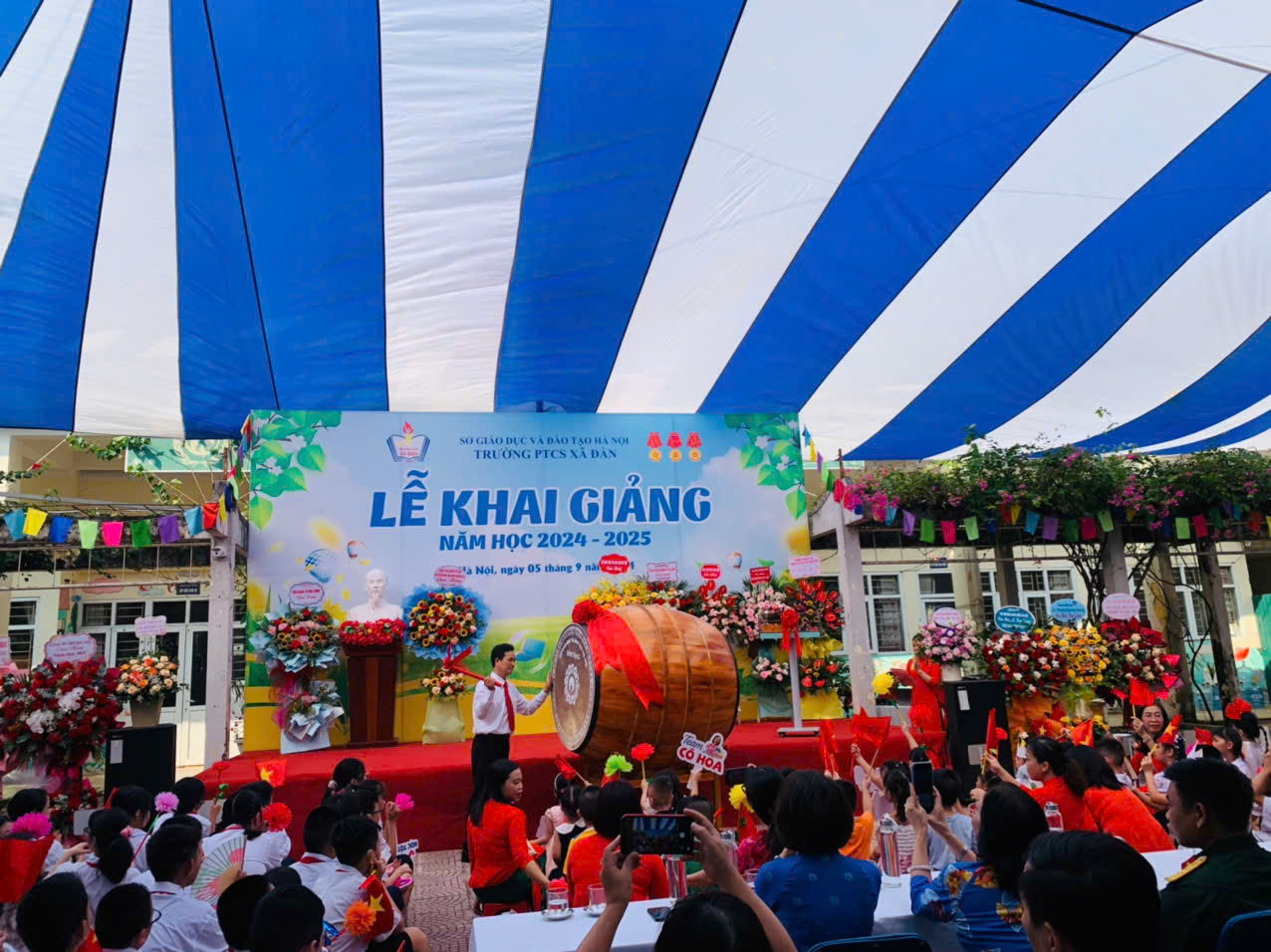 Thầy Phạm Văn Hoan đánh trống khai giảng năm học mới Thầy Phạm Văn Hoan đánh trống khai giảng năm học mới