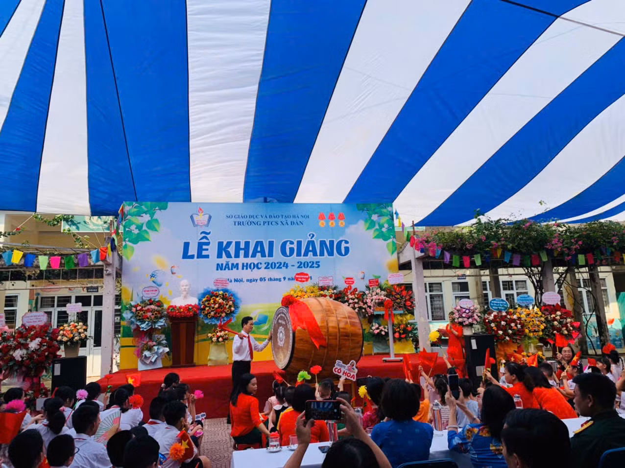 Thầy Phạm Văn Hoan đánh trống khai giảng năm học mới