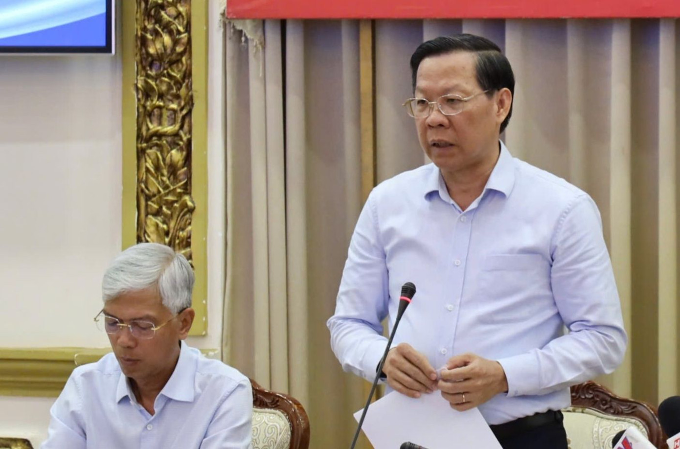 Chủ tịch UBND TPHCM Phan Văn Mãi trao đổi tại buổi họp. Ảnh: TTBC