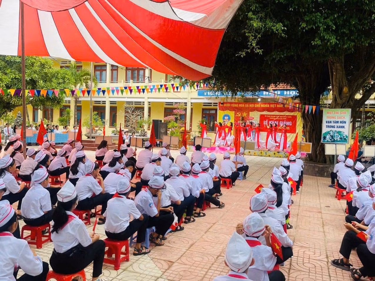 Hơn 23 triệu học sinh khai giảng năm học mới ảnh 86