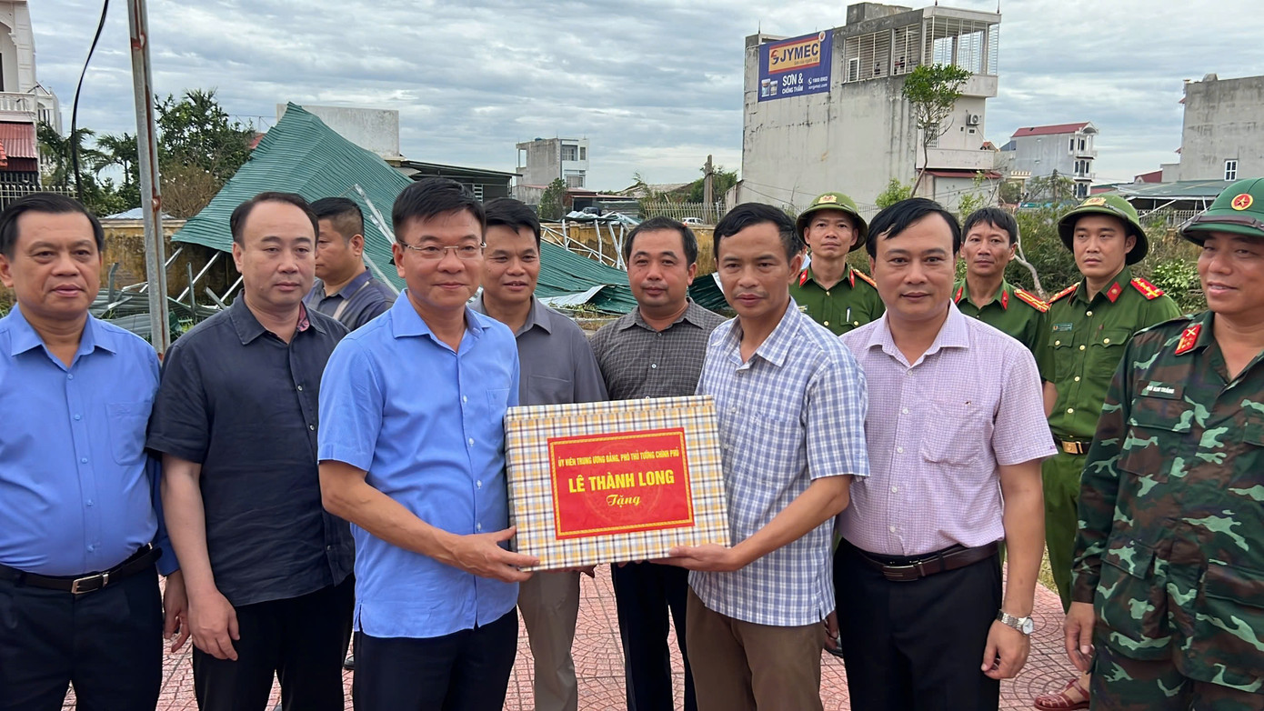 Kết thúc chuyến thăm, Phó Thủ tướng thay mặt Chính phủ gửi món quà nhỏ tới thầy cô và học sinh trường THCS Đoàn Thượng, mong thầy cô sớm vượt qua khó khăn, khắc phục hậu quả để đưa các em học sinh trở lại trường.