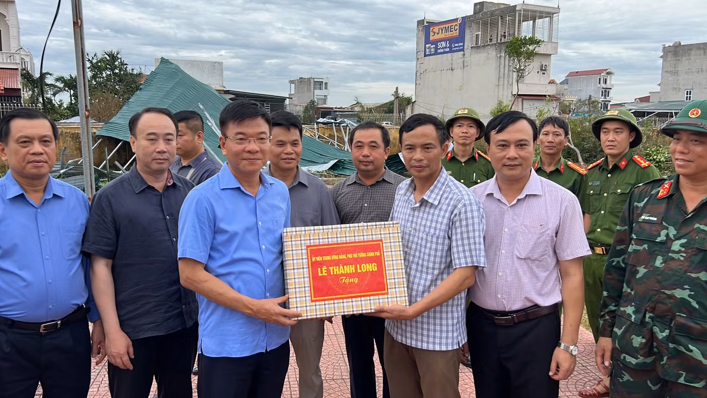 Kết thúc chuyến thăm, Phó Thủ tướng thay mặt Chính phủ gửi món quà nhỏ tới thầy cô và học sinh trường THCS Đoàn Thượng, mong thầy cô sớm vượt qua khó khăn, khắc phục hậu quả để đưa các em học sinh trở lại trường.