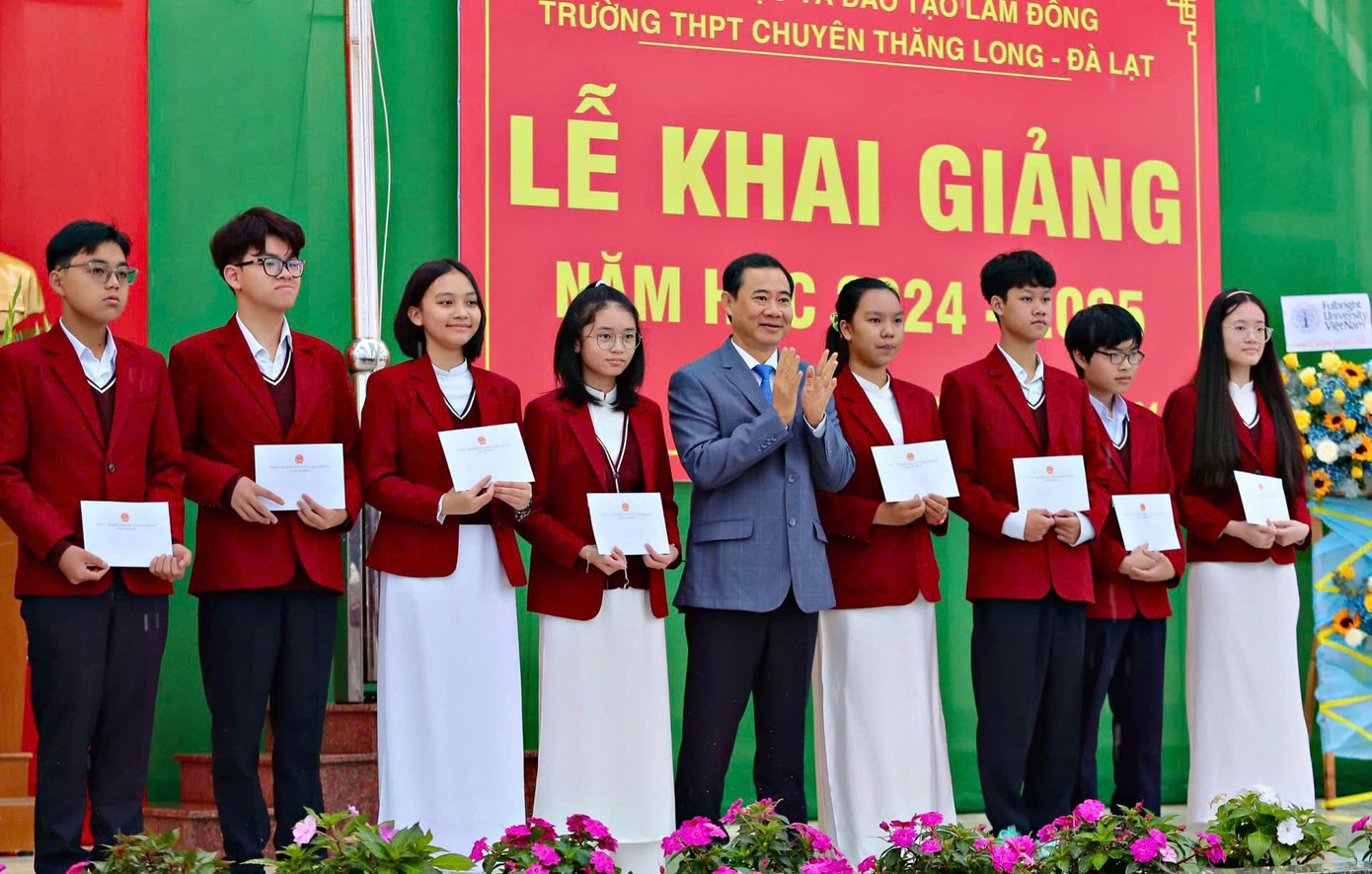 Quyền Bí thư Tỉnh ủy Lâm Đồng đã trao tặng 10 suất học bổng cho học của trường THPT Chuyên Thăng Long. Quyền Bí thư Tỉnh ủy Lâm Đồng đã trao tặng 10 suất học bổng cho học của trường THPT Chuyên Thăng Long.