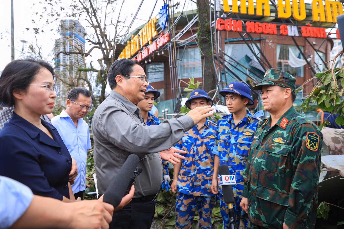 Thủ tướng Phạm Minh Chính thăm hỏi lực lượng Quân đội đang tham gia giúp nhân dân dọn dẹp vệ sinh môi trường