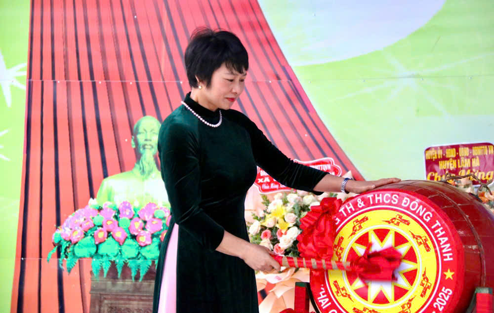 Bà Phạm Thị Phúc - Chủ tịch HĐND tỉnh Lâm Đồng đánh trống khai giảng tại trường TH-THCS Đông Thanh (huyện Lâm Hà). Bà Phạm Thị Phúc - Chủ tịch HĐND tỉnh Lâm Đồng đánh trống khai giảng tại trường TH-THCS Đông Thanh (huyện Lâm Hà).