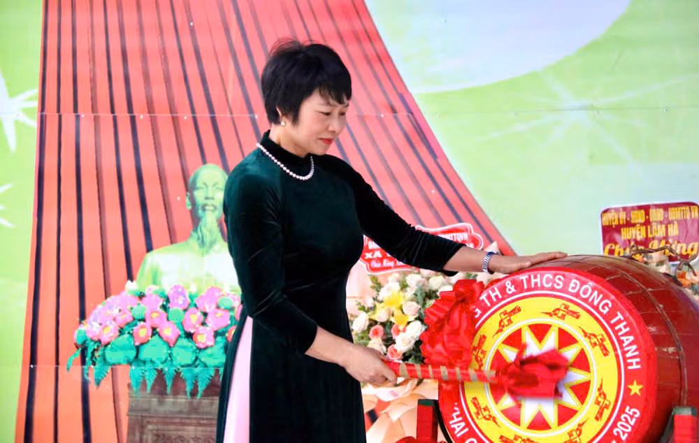 Bà Phạm Thị Phúc - Chủ tịch HĐND tỉnh Lâm Đồng đánh trống khai giảng tại trường TH-THCS Đông Thanh (huyện Lâm Hà).