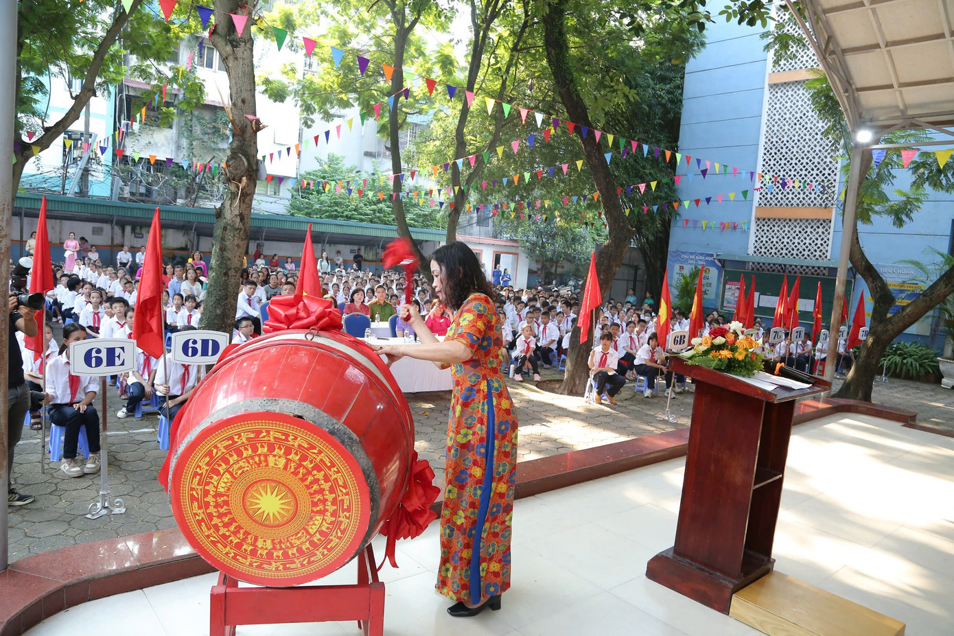 Cô Nguyễn Hải Yến - hiệu trưởng trường THCS Huy Văn đánh trống khai trường đón năm học mới 2024-2025 Cô Nguyễn Hải Yến - hiệu trưởng trường THCS Huy Văn đánh trống khai trường đón năm học mới 2024-2025